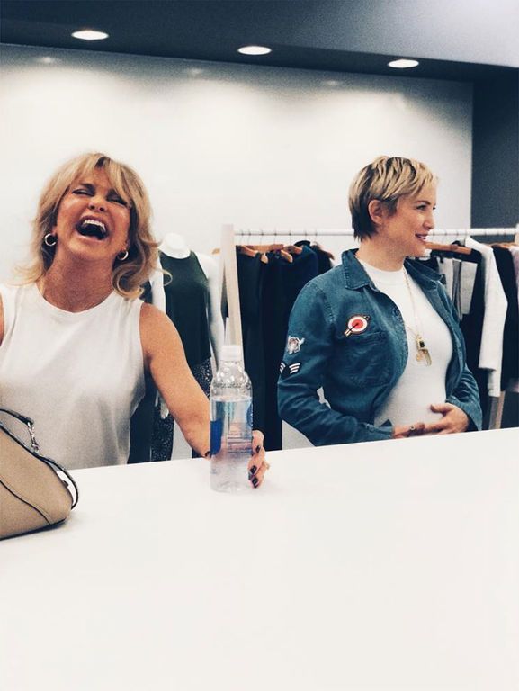 Kate Hundson: Η εγκυμοσύνη της πάει πολύ - Δείτε τις ωραιότερες φωτογραφίες της