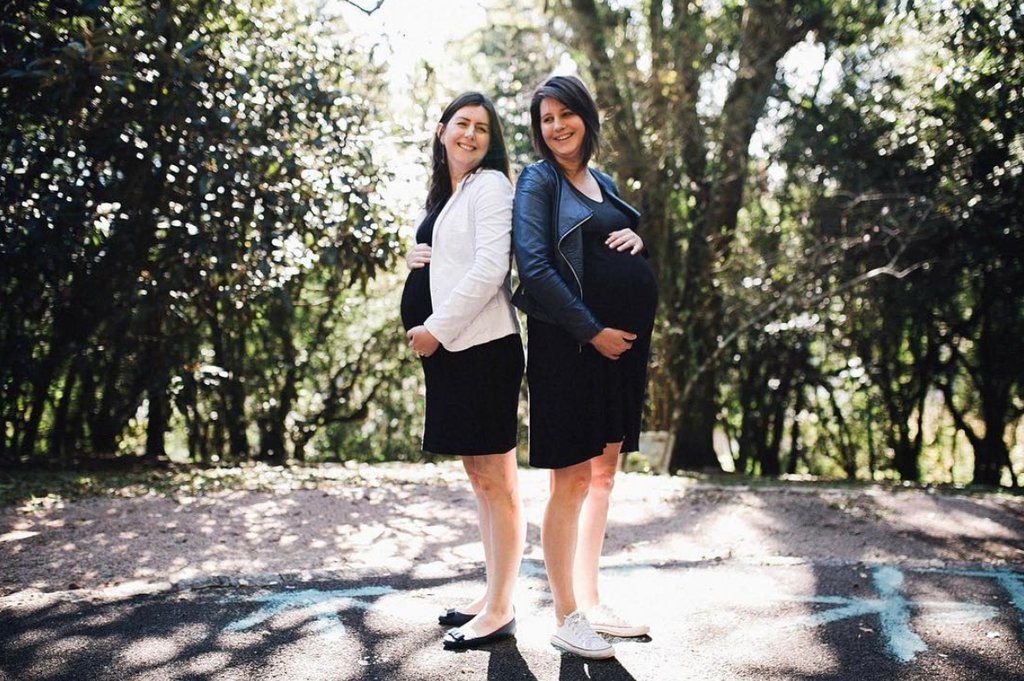 Οι πιο ωραίες φωτογραφίες αδελφών με φουσκωμένες κοιλίτσες είναι αυτές (pics) 