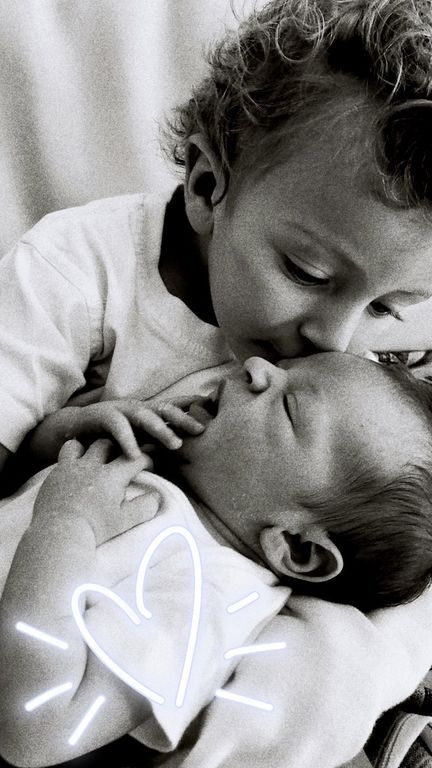 Ο μεγαλύτερος γιος της γνωρίζει τον αδερφό του: Η τρυφερή φωτογραφία λίγες μέρες μετά τον τοκετό