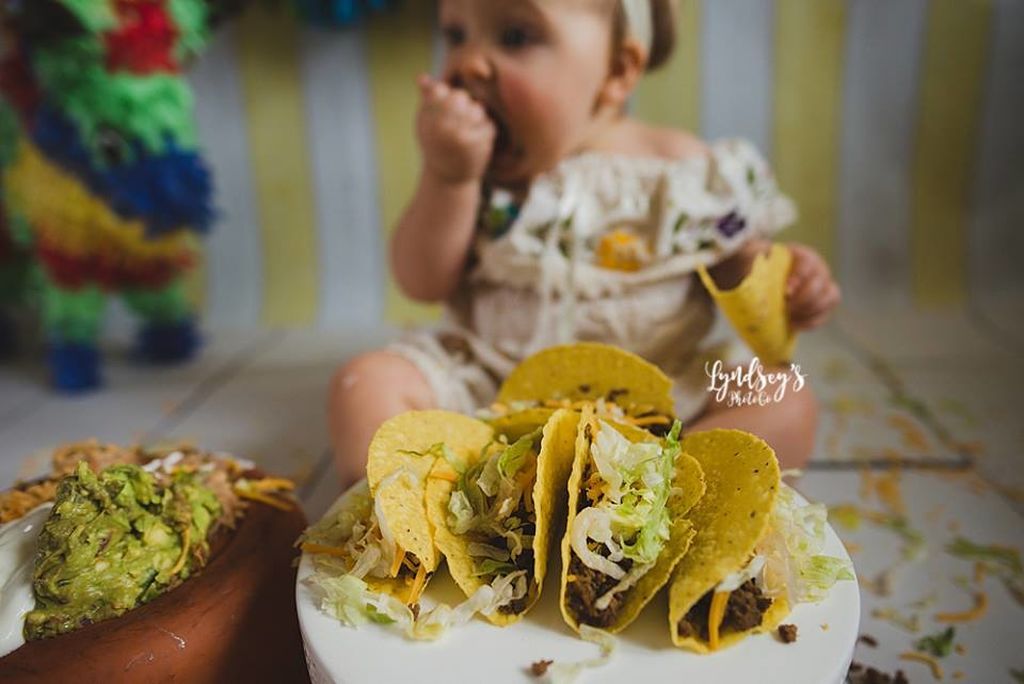 Δείτε πώς φωτογραφήθηκε αυτή η μικρούλα με αφορμή τα 1α της γενέθλια (pics)