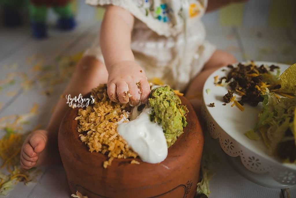 Δείτε πώς φωτογραφήθηκε αυτή η μικρούλα με αφορμή τα 1α της γενέθλια (pics)