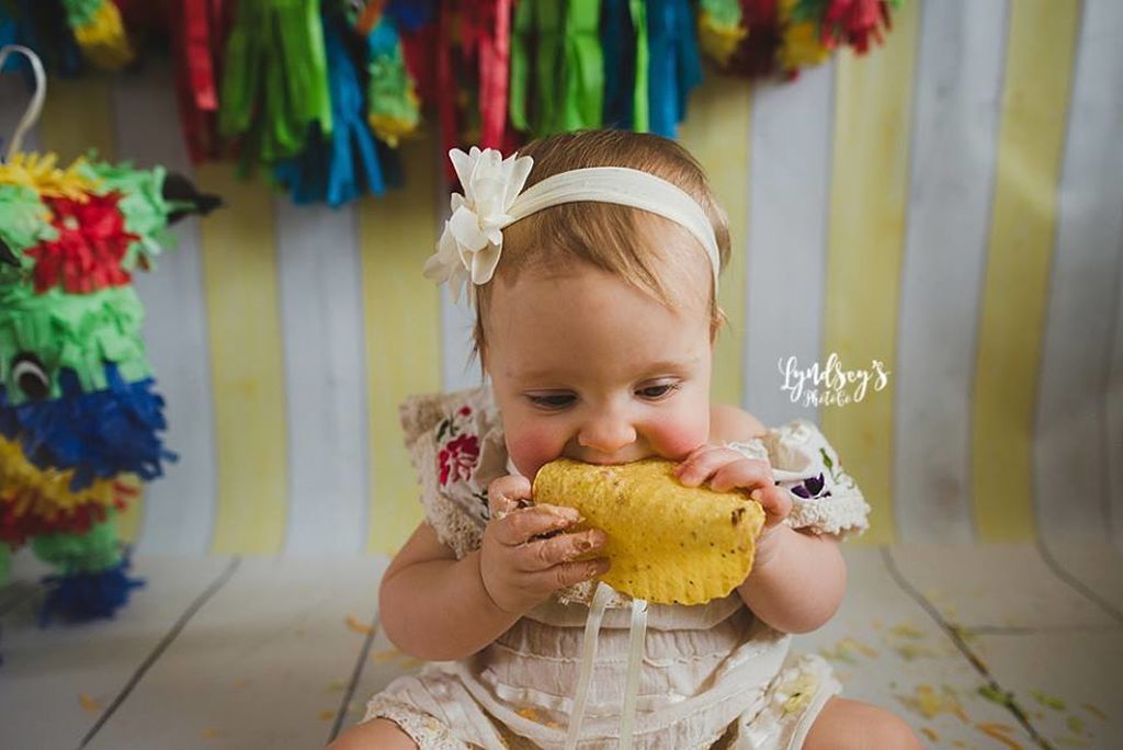 Δείτε πώς φωτογραφήθηκε αυτή η μικρούλα με αφορμή τα 1α της γενέθλια (pics)