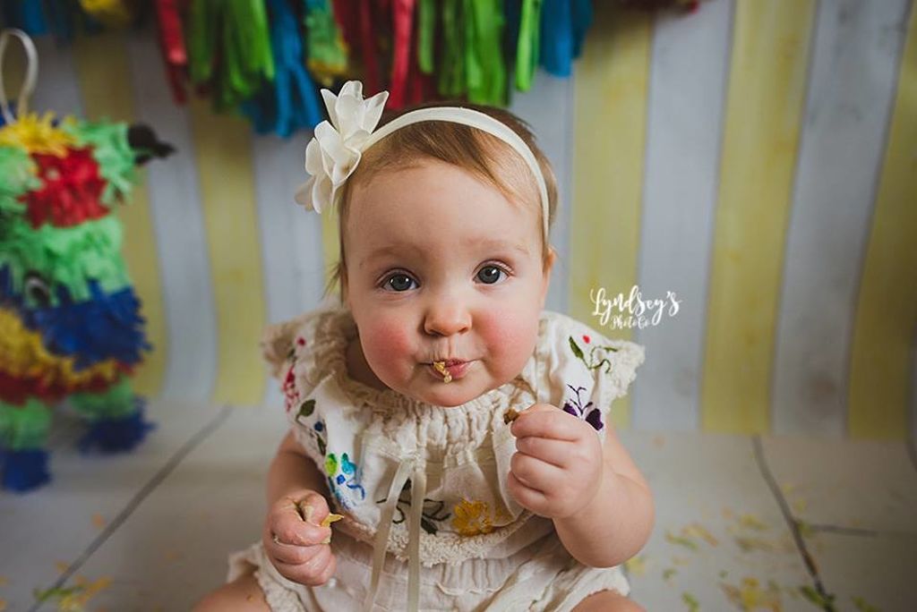 Δείτε πώς φωτογραφήθηκε αυτή η μικρούλα με αφορμή τα 1α της γενέθλια (pics)