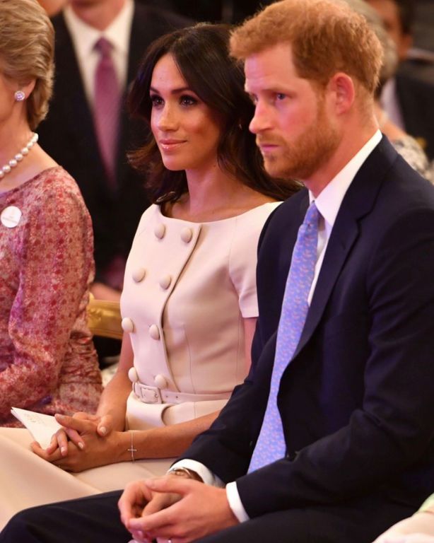 Μπορεί η Meghan να έκατσε σταυροπόδι, όμως δεν έσπασε το Πρωτόκολλο! Ιδού οι αποδείξεις (pics)