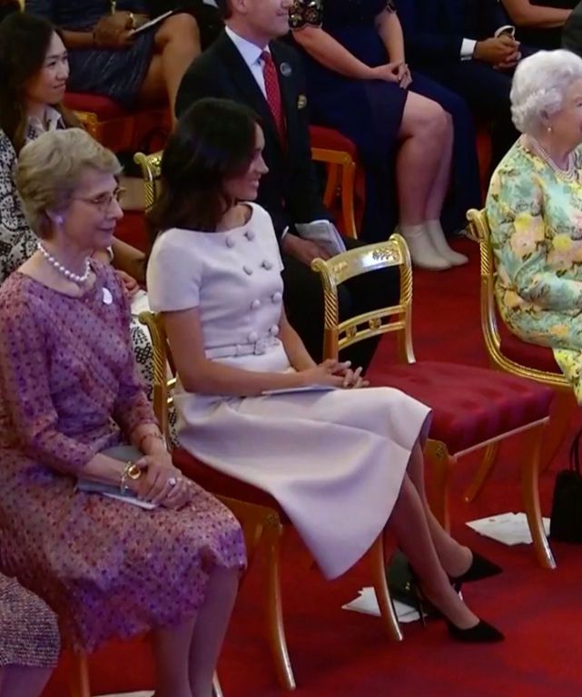 Μπορεί η Meghan να έκατσε σταυροπόδι, όμως δεν έσπασε το Πρωτόκολλο! Ιδού οι αποδείξεις (pics)