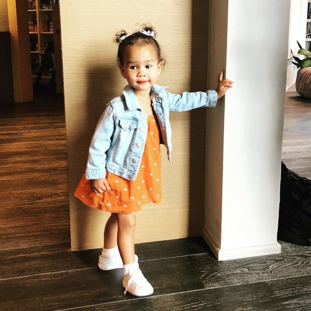 Η Chrissy Teigen μόλις μας αποκάλυψε την πιο γλυκιά συνήθεια της κόρης της