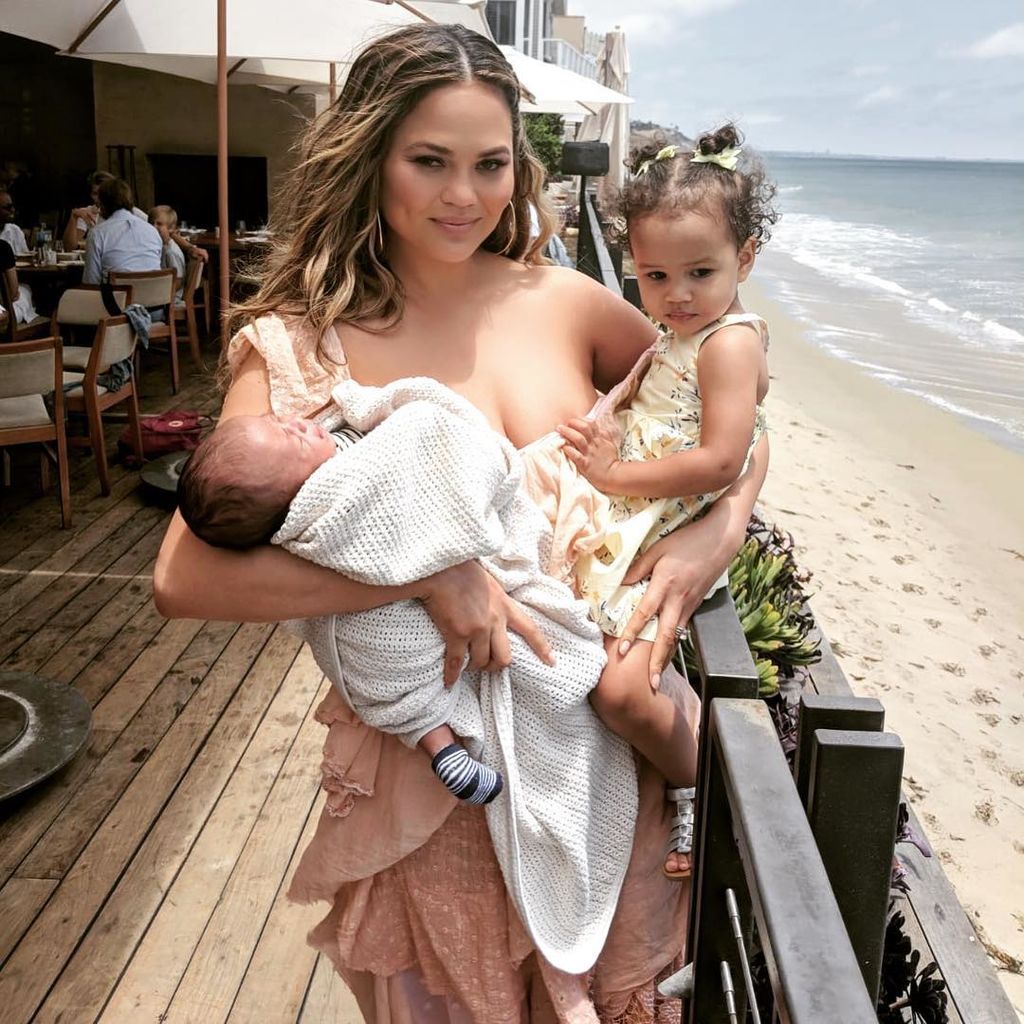 Chrissy Teigen: Αυτοσαρκάζεται και φωτογραφίζεται με τα παιδιά της (pics)