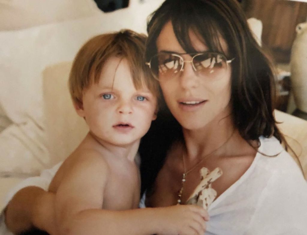 Εντυπωσιακό! Ο γιος της Liz Hurley μεγάλωσε και είναι ένας κούκλος