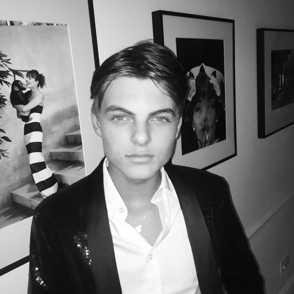 Εντυπωσιακό! Ο γιος της Liz Hurley μεγάλωσε και είναι ένας κούκλος