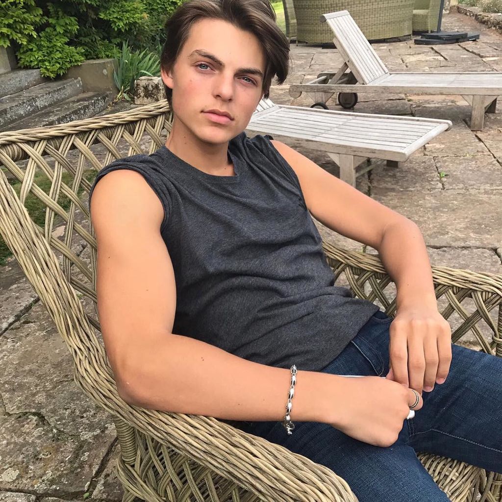 Εντυπωσιακό! Ο γιος της Liz Hurley μεγάλωσε και είναι ένας κούκλος