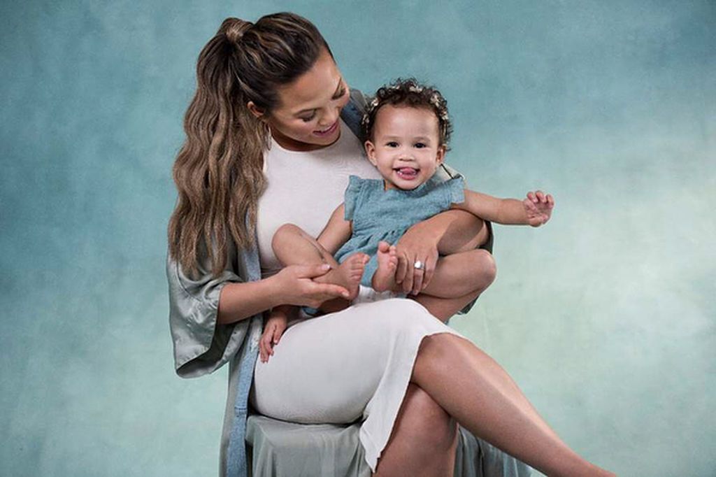 Chrissy Teigen: 9 στιγμές με τα παιδιά της που δείχνουν ότι διαφέρει από τις άλλες διάσημες μαμάδες