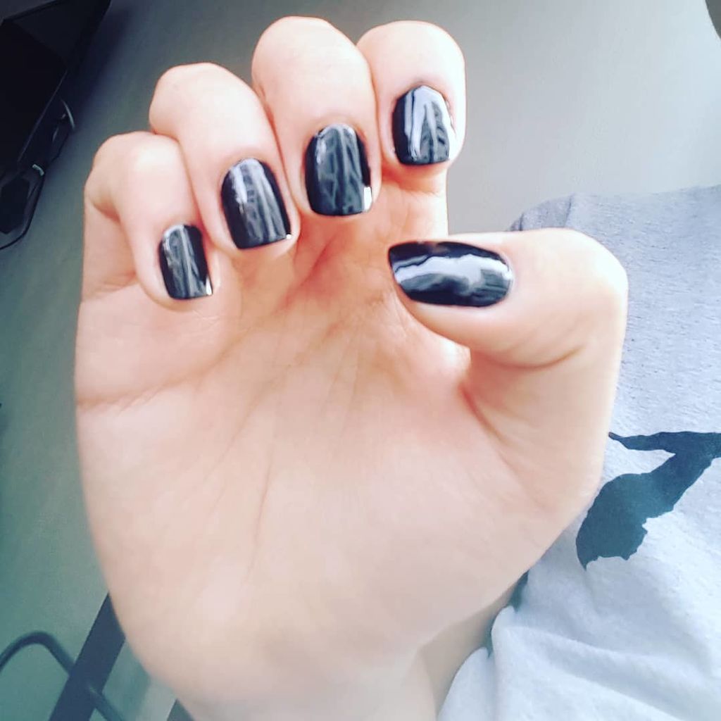 Μαύρα νύχια και το καλοκαίρι! Απίθανες ιδέες για να ξεχωρίσετε