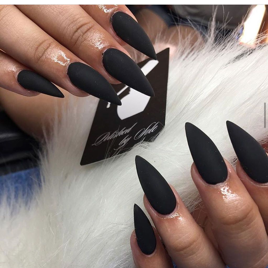 Μαύρα νύχια και το καλοκαίρι! Απίθανες ιδέες για να ξεχωρίσετε