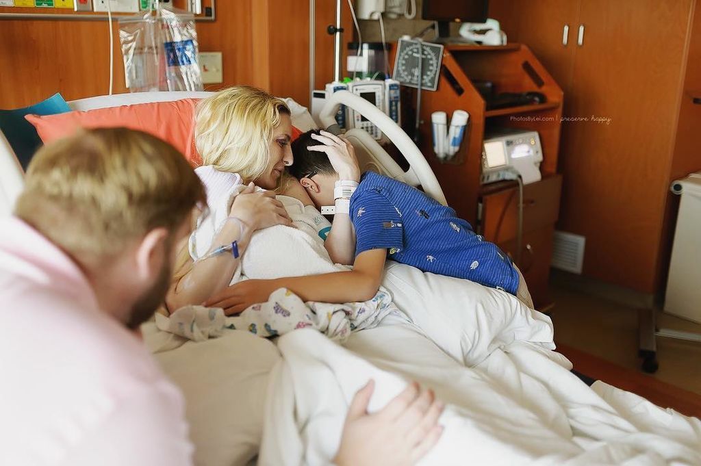 Παιδιά γνωρίζουν για πρώτη φορά τα νεογέννητα αδερφάκια τους (pics)