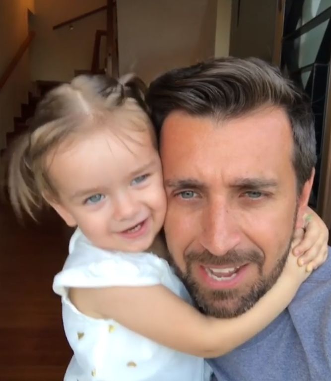 Θάνος Πετρέλης: Δείτε τις κούκλες κόρες του