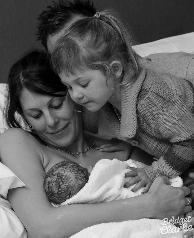 Υπέροχες φωτογραφίες: Μεγαλύτερα αδέλφια συναντούν για πρώτη φορά τα νεογέννητα αδελφάκια τους