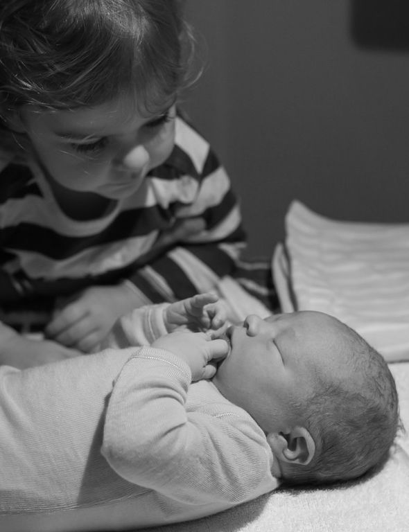 Υπέροχες φωτογραφίες: Μεγαλύτερα αδέλφια συναντούν για πρώτη φορά τα νεογέννητα αδελφάκια τους