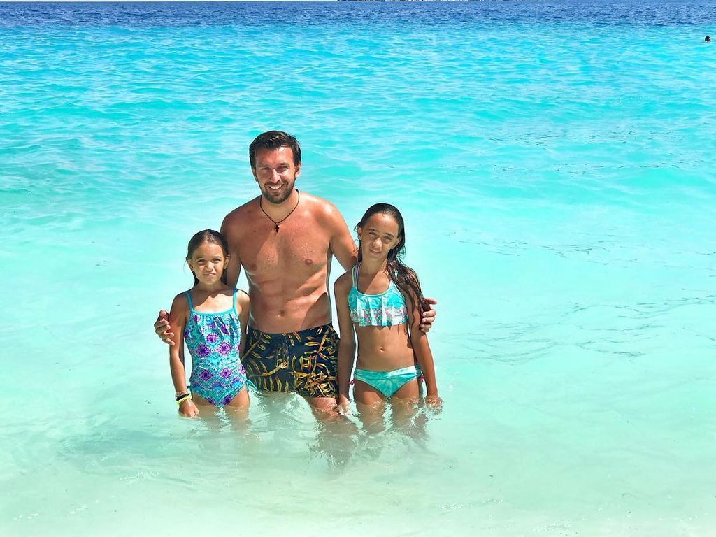 Θάνος Πετρέλης: Δείτε τις κούκλες κόρες του