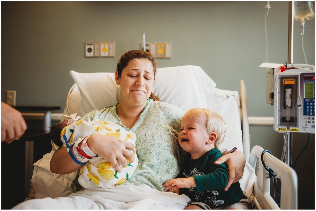 Το 2χρονο αγόρι αναστατώθηκε μόλις γεννήθηκε η αδελφή του - Οι φωτογραφίες που μας άγγιξαν