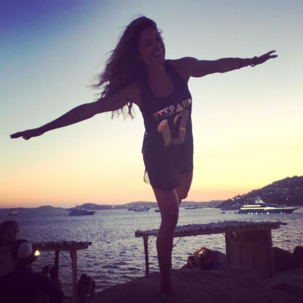 Ελληνίδα παρουσιάστρια αγκαλιά με την ενός έτους κόρη της (pic)