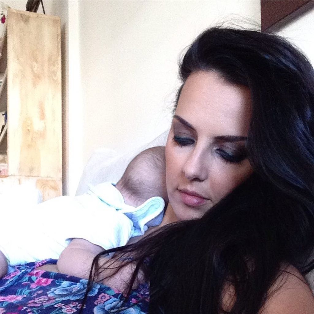 Ελληνίδα παρουσιάστρια αγκαλιά με τον τεσσάρων μηνών γιο της