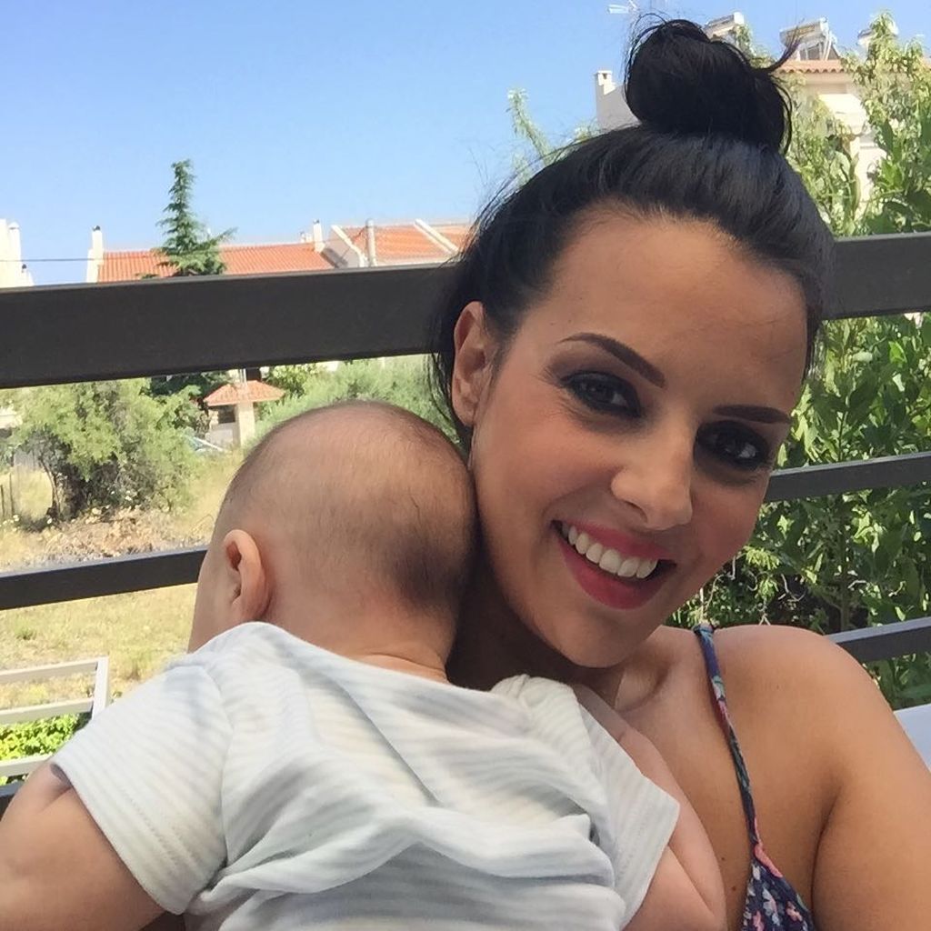 Ελληνίδα παρουσιάστρια αγκαλιά με τον τεσσάρων μηνών γιο της
