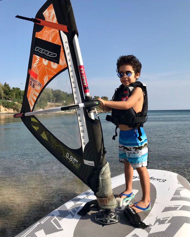 Ο 4χρονος γιος της Ελληνίδας τραγουδίστριας κάνει windsurf (pics)