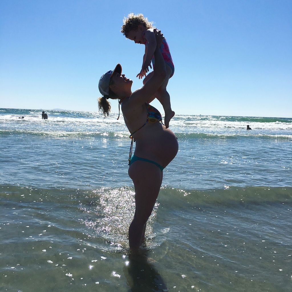 Λίγο πριν φέρει στον κόσμο το δεύτερο παιδί της απολαμβάνει τις διακοπές της