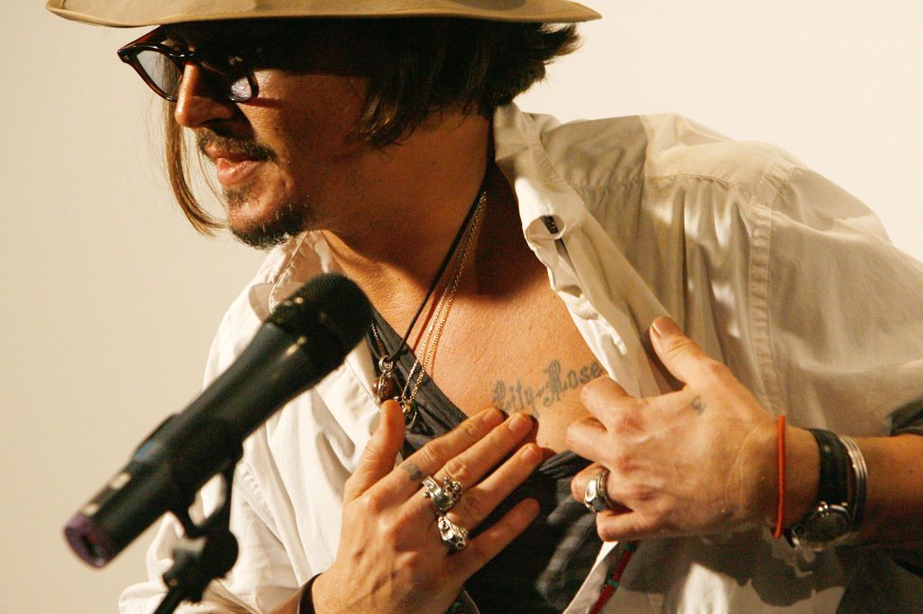 Το όνομα της κόρης του Johnny Depp φιγουράρει στο στήθος του και το δείχνει με υπερηφάνια στις κάμερες!