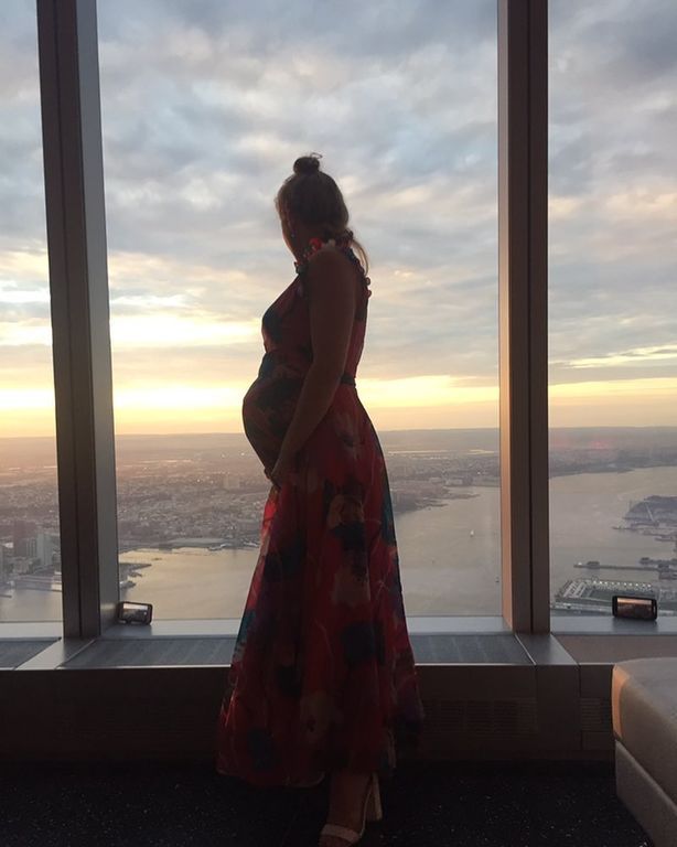 Λίγο πριν φέρει στον κόσμο το δεύτερο παιδί της απολαμβάνει τις διακοπές της