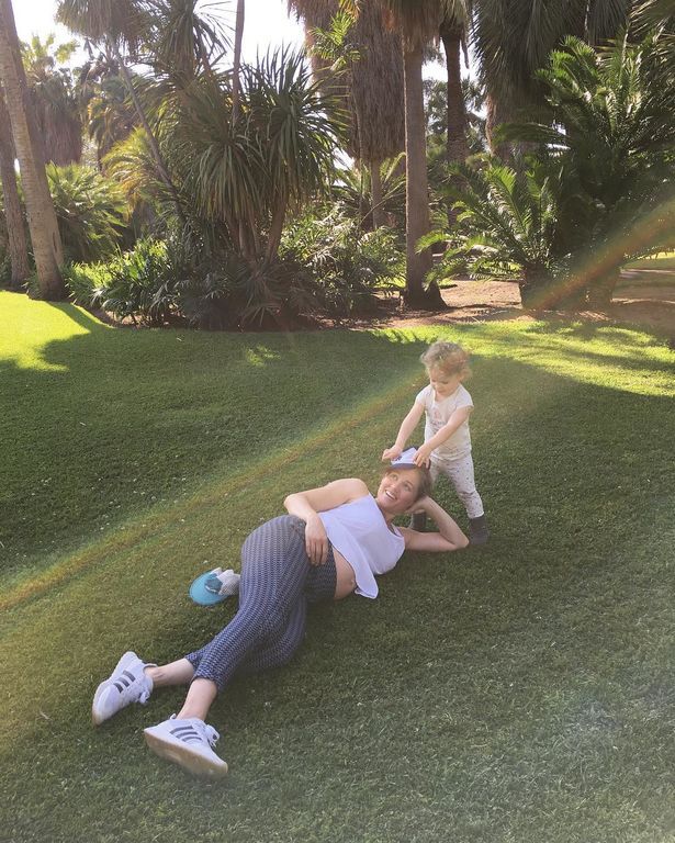 Λίγο πριν φέρει στον κόσμο το δεύτερο παιδί της απολαμβάνει τις διακοπές της