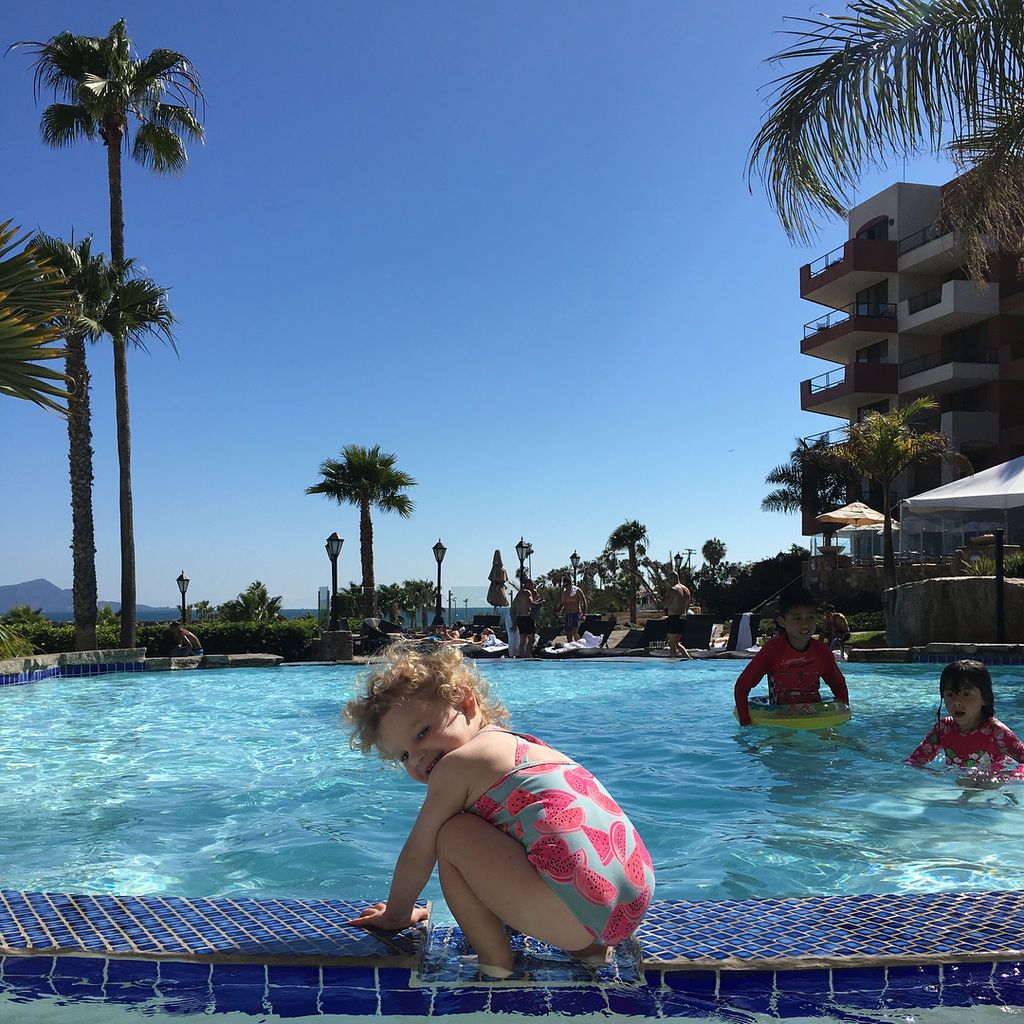 Λίγο πριν φέρει στον κόσμο το δεύτερο παιδί της απολαμβάνει τις διακοπές της