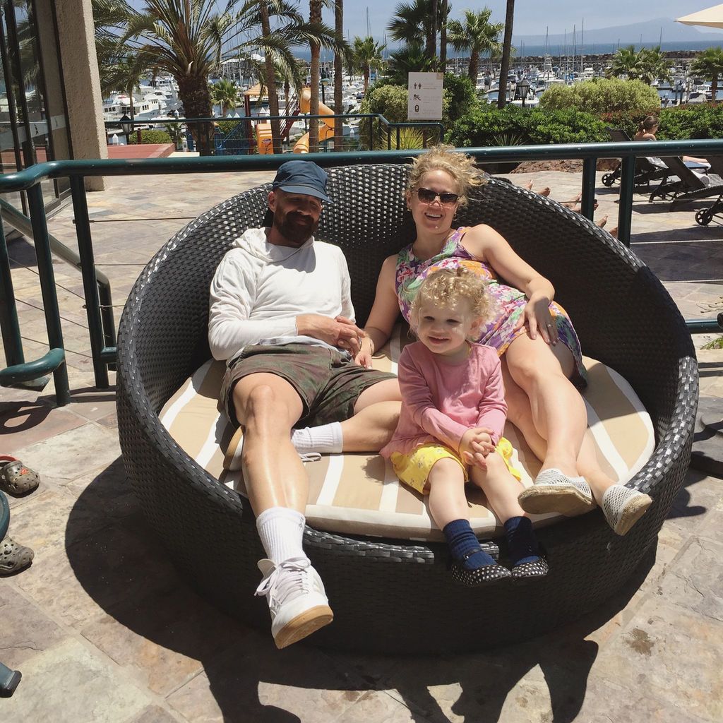 Λίγο πριν φέρει στον κόσμο το δεύτερο παιδί της απολαμβάνει τις διακοπές της