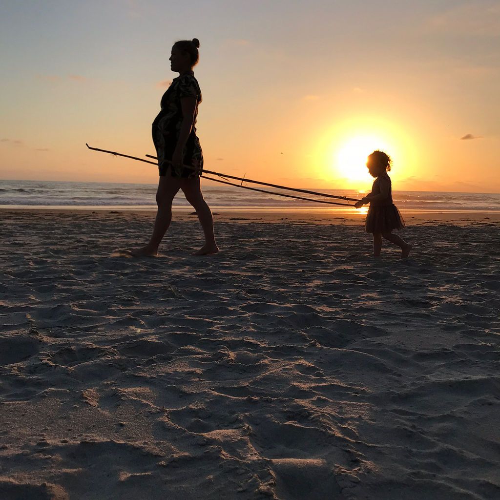 Λίγο πριν φέρει στον κόσμο το δεύτερο παιδί της απολαμβάνει τις διακοπές της