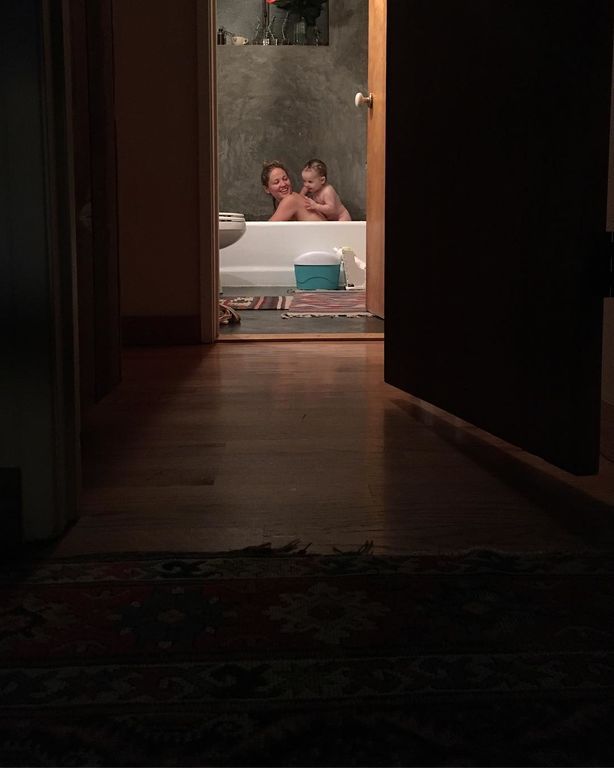 Λίγο πριν φέρει στον κόσμο το δεύτερο παιδί της απολαμβάνει τις διακοπές της