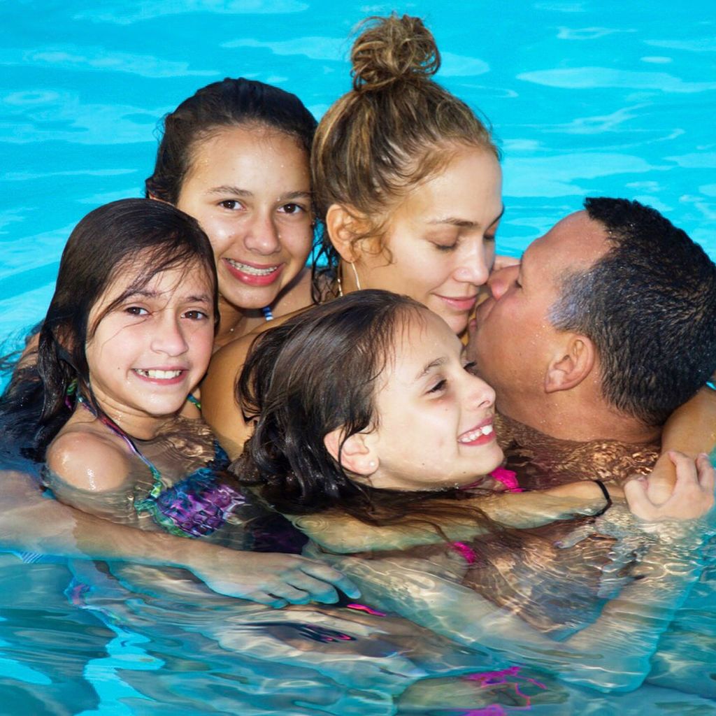 H Jennifer Lopez είχε γενέθλια και δημοσίευσε φωτογραφίες από το εντυπωσιακό της πάρτι (pics)