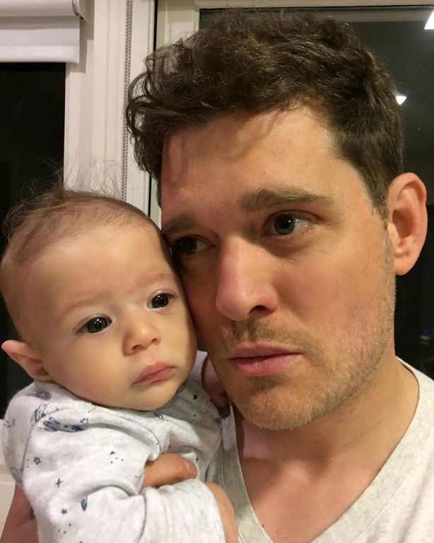 Γνωστός τραγουδιστής απέκτησε κόρη και αυτή είναι η πρώτη φωτογραφία του μωρού (pics)