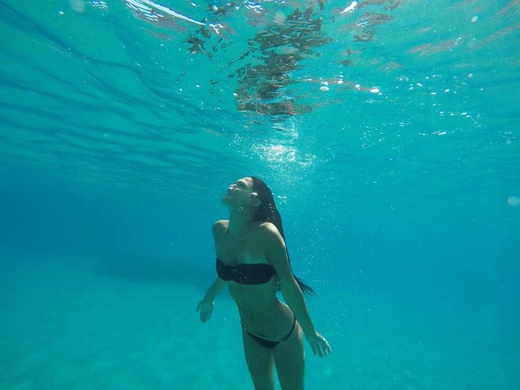 Χάρης Γιακουμάτος: Δείτε την εντυπωσιακή γυναίκα του – Το πρώτο μπάνιο του γιου του