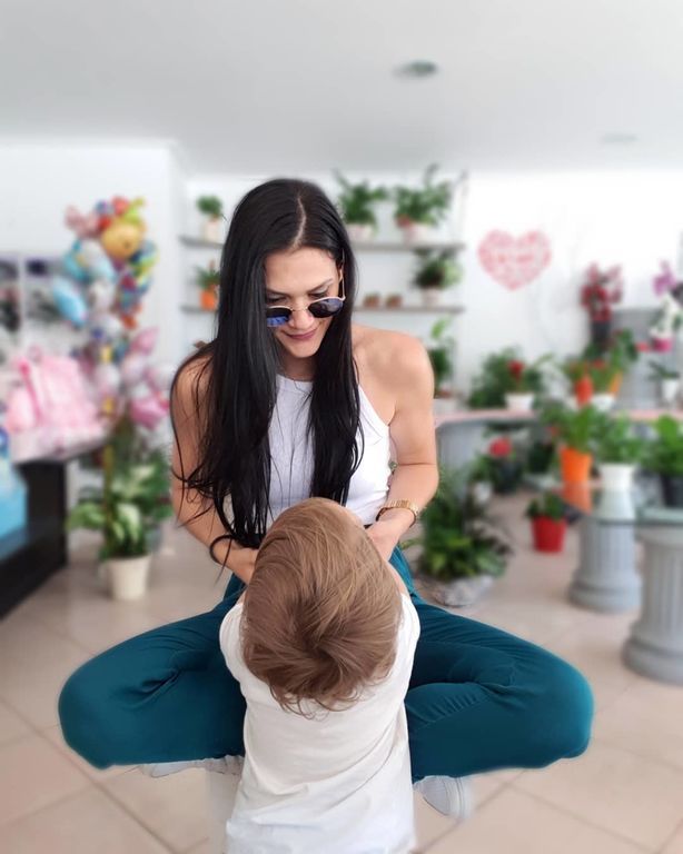 Χάρης Γιακουμάτος: Δείτε την εντυπωσιακή γυναίκα του – Το πρώτο μπάνιο του γιου του