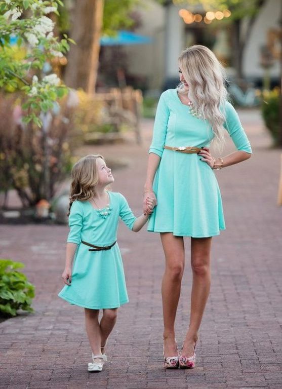 Όταν μαμά και κόρη ταιριάζουν τα ρούχα τους (pics)