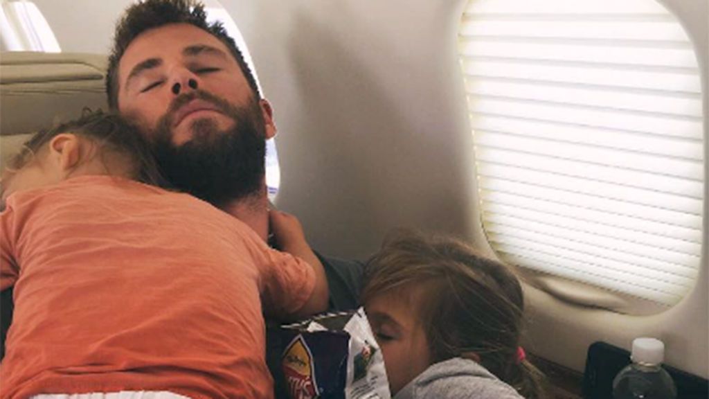 O Chris Hemsworth κοιμάται αγκαλιά με τα δύο από τα τρία του παιδάκια