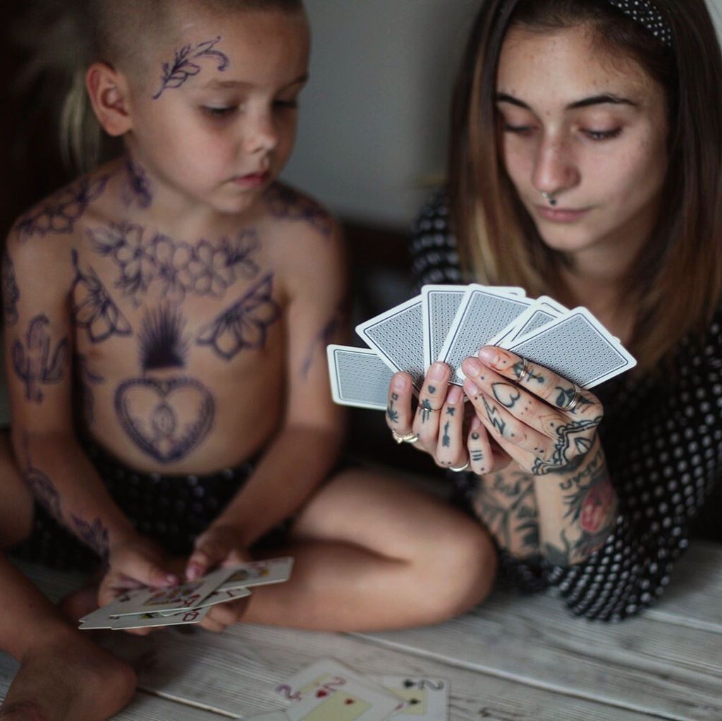 Γονείς και γιος λατρεύουν τα τατουάζ και εντυπωσιάζουν με τις φωτογραφίες τους (pics)