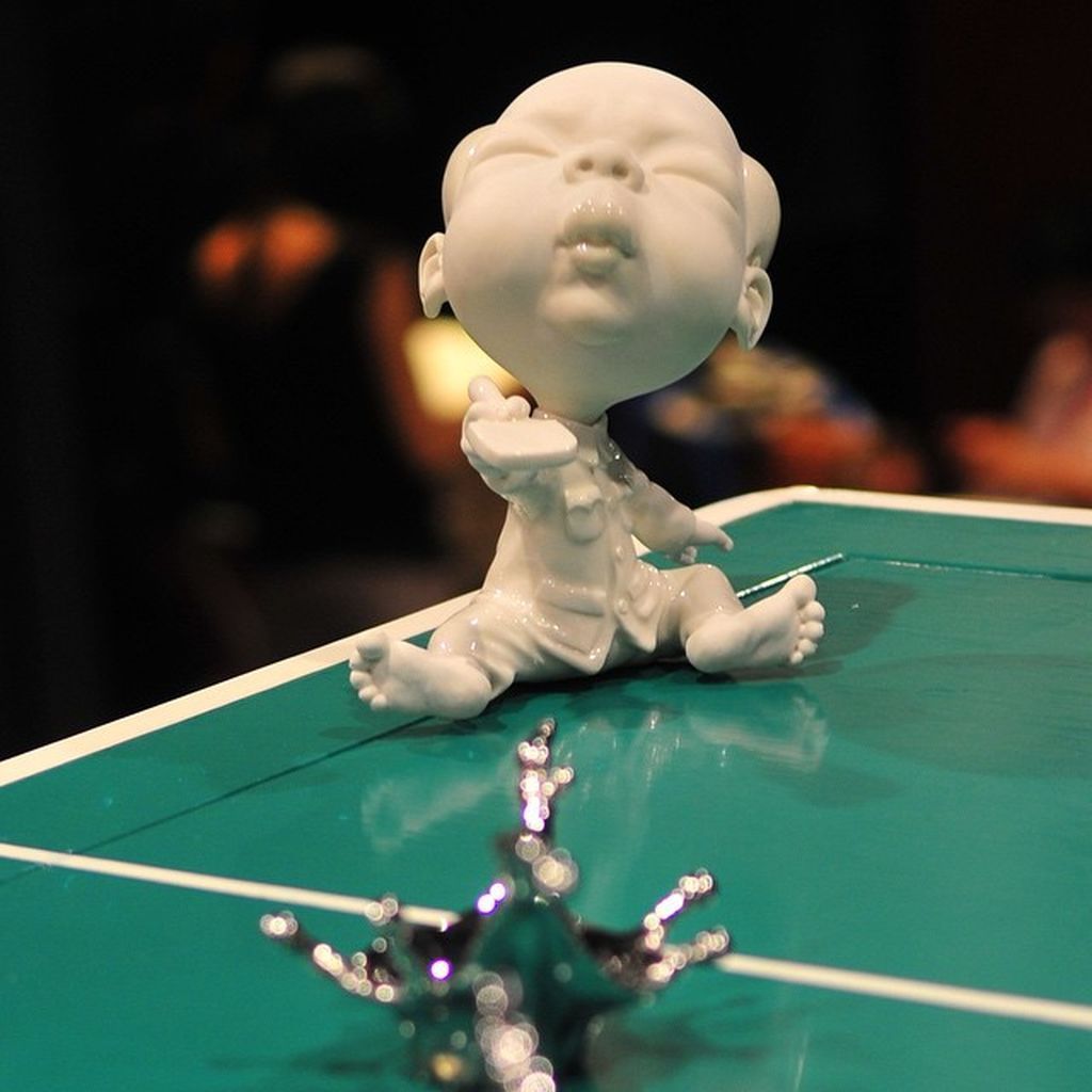 Καλλιτέχνης φτιάχνει εντυπωσιακά και σουρεαλιστικά γλυπτά μωρών (pics)