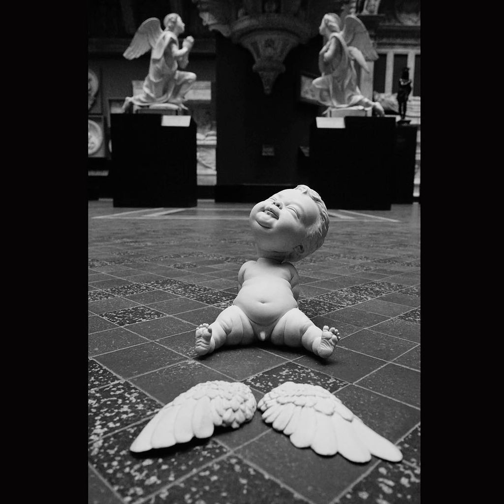 Καλλιτέχνης φτιάχνει εντυπωσιακά και σουρεαλιστικά γλυπτά μωρών (pics)