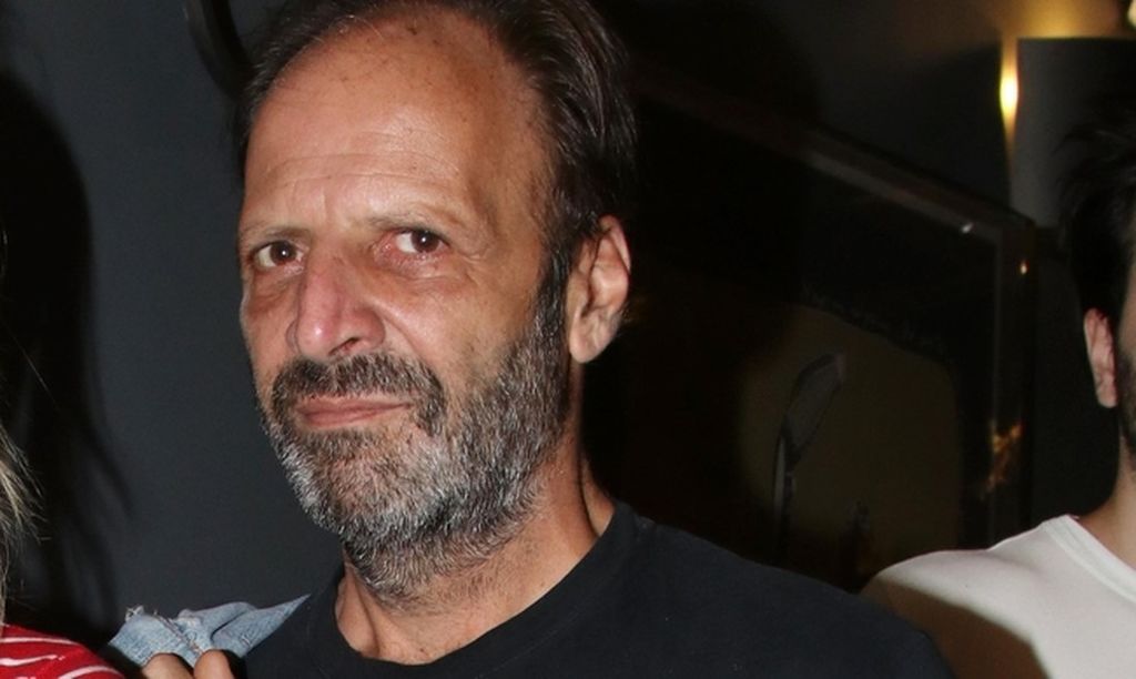 Αποκοιμήθηκε στις καρέκλες του θέατρου ο γιος του…