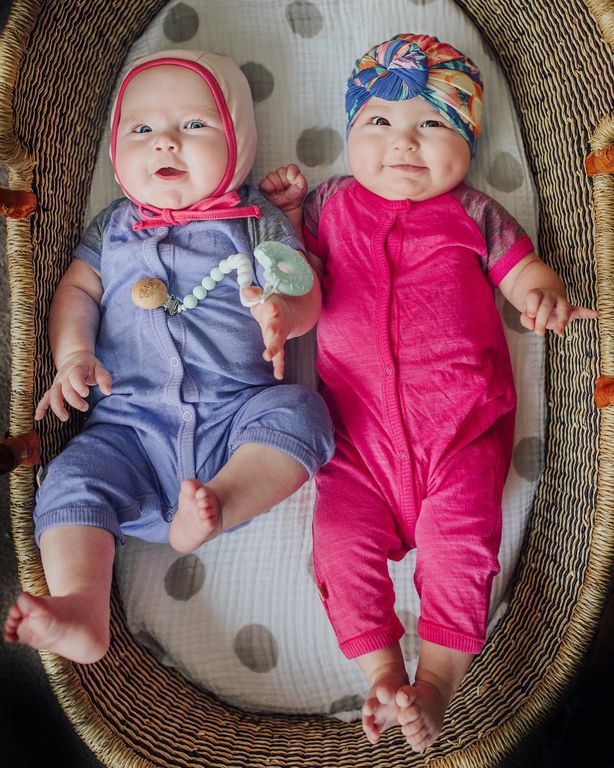 Ένας φωτογράφος αποθανατίζει αξιολάτρευτες στιγμές των δίδυμων μωρών που μεγαλώνει με τη γυναίκα του