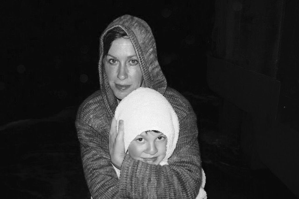 Γνωστή τραγουδίστρια θηλάζει την κόρη της έχοντας δίπλα όλη την οικογένεια! (pics) 