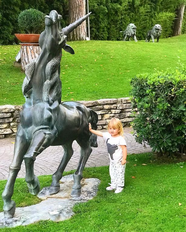 Γνωστή τραγουδίστρια θηλάζει την κόρη της έχοντας δίπλα όλη την οικογένεια! (pics) 