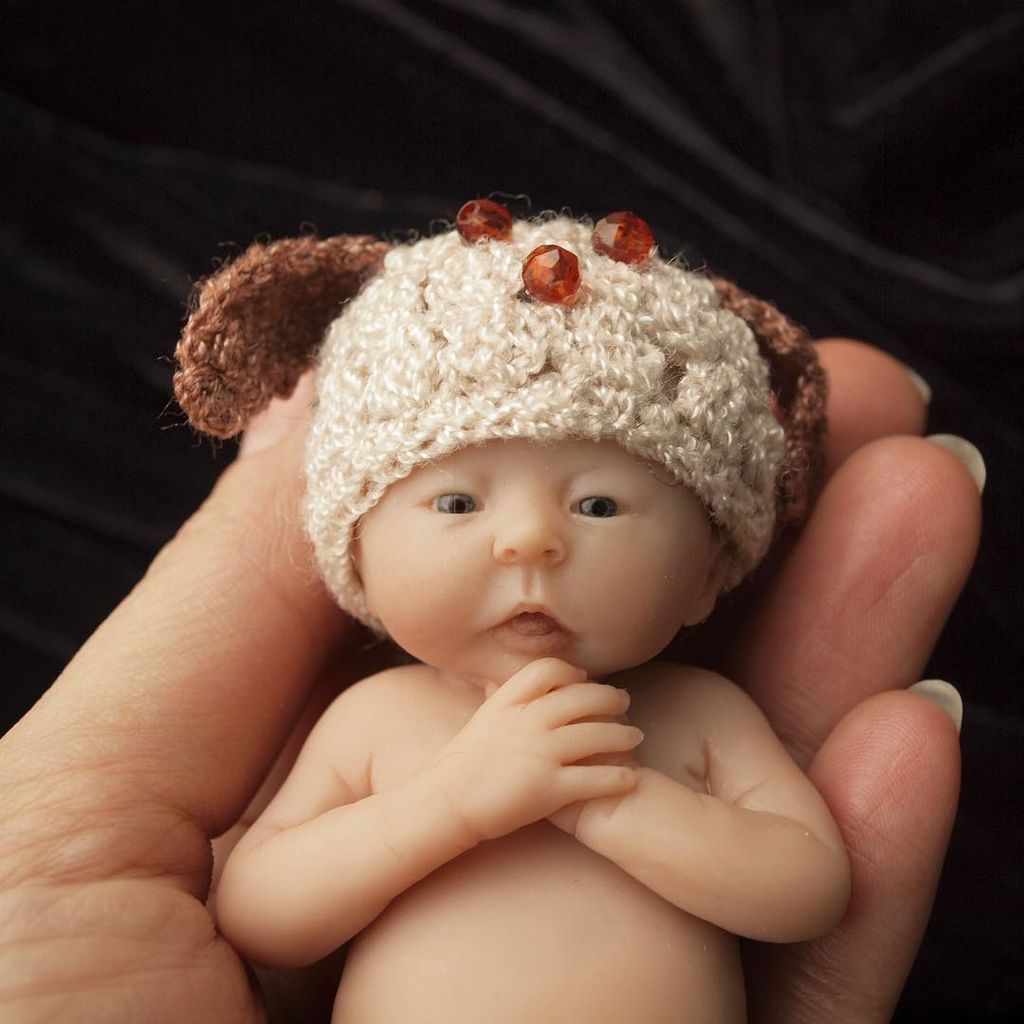 Καλλιτέχνης φτιάχνει μινιατούρες νεογέννητων μωρών και είναι εντυπωσιακές (pics) 