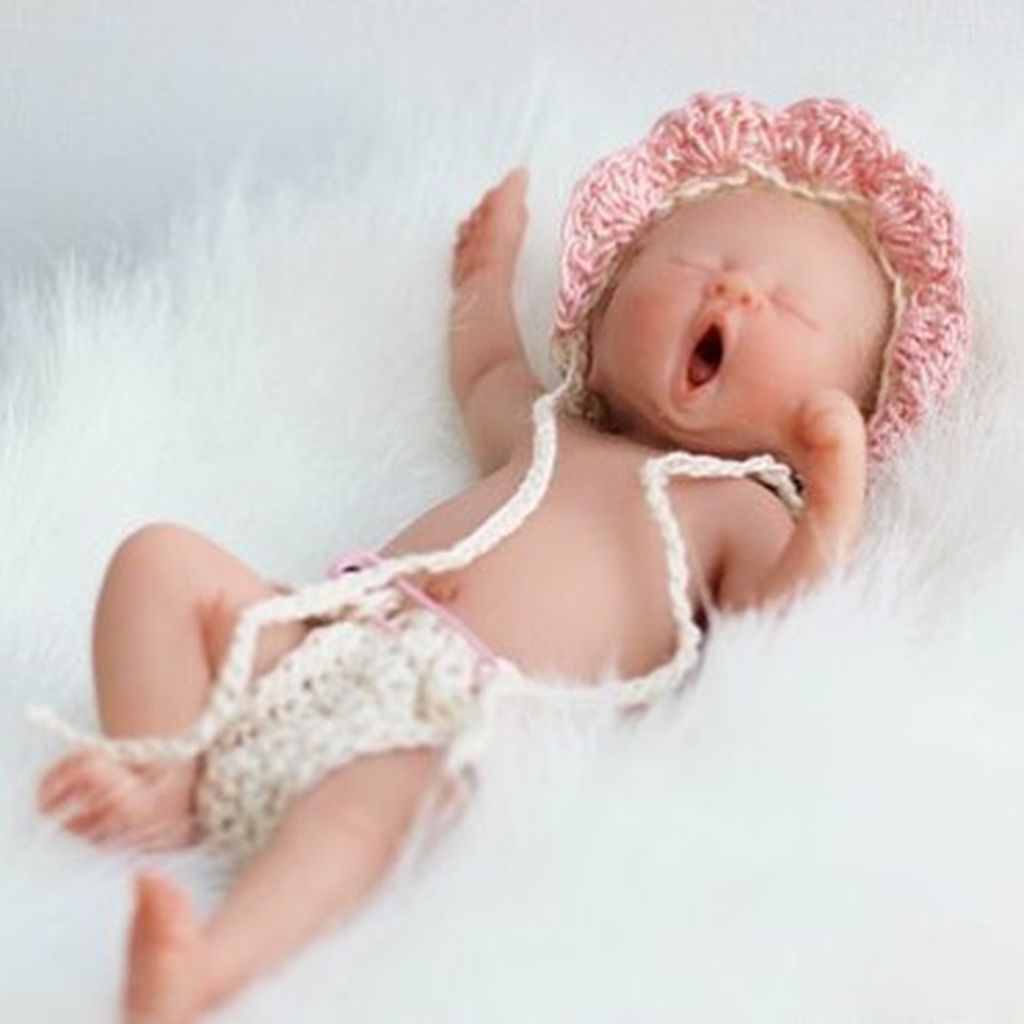 Καλλιτέχνης φτιάχνει μινιατούρες νεογέννητων μωρών και είναι εντυπωσιακές (pics) 